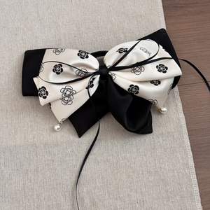 Pince à cheveux élégante en perles florales françaises, avec nœud semi-attaché, pince requin pour femme - Product Image 5