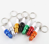 Porte-clés en forme de bougie d'allumage de voiture, porte-clés LED en métal en forme de bougie d'allumage pour moto, porte-clés tendance