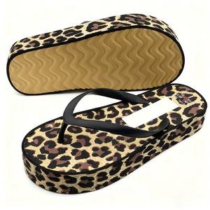 Sandales compensées à plateforme motif animalier tendance, tongs à talon haut pour femme, pantoufles d'été à semelle épaisse OEM ODM - Product Image 2
