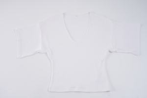 T-shirt essentiel à col en V pour femme, coupe slim décontractée d'été, manches courtes, tricoté avec impression numérique - Product Image 2