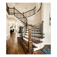 Escalier courbé à quart de tour avec marches en érable et poutre intérieure métallique, conception gain de place pour entrée d'appartement