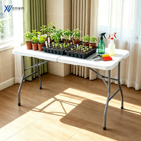 Table pliante rectangulaire robuste en plastique moulé par soufflage avec pieds métalliques robustes pour usage professionnel et salons professionnels