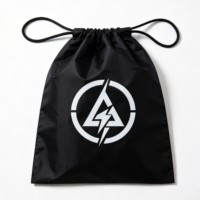 Sac à cordon en polyester imprimé avec emblème personnalisé, idéal pour le sport, la gym, comme sac à dos, ou pochette de rangement promotionnelle.