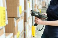 Autocollant d'étiquette de puce NFC étanche en matériau PET personnalisable RFID pour l'utilisation de chaussures étiquettes d'emballage de qualité supérieure fabriquées
