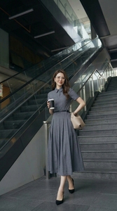 Robe midi bleu-gris moderne pour femme, à manches courtes, col chemise, plissée, pour le bureau, coupe trapèze, prix direct usine - Product Image 5