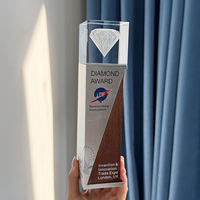 Trophée de Cérémonie Sportive en Cristal avec Base en Bois et Métal, Gravure Personnalisée, Idéal pour les Cadeaux