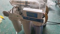 Système de purification d'eau domestique portable à 5 étapes avec osmose inverse, système UV, auto-nettoyant, construction en plastique, filtre électrique et réservoir d'eau