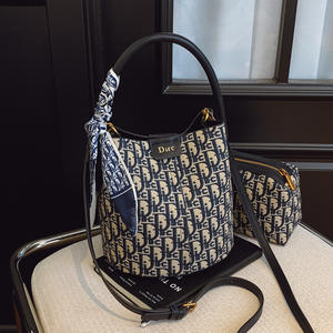 Sac seau en PU de style féminin tendance. Sac à main rétro de grande capacité. Designs de créateurs de marques. - Product Image 6