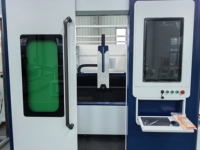 Machine de découpe laser à fibre haute sécurité avec cabine entièrement fermée, plateforme d'échange, tête de découpe RAYTOOLS, système de contrôle XC3000