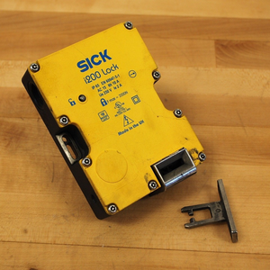 جهاز قفل أمان أصلي جديد 200-M0413 متوفر في المخزون. تيار متردد 15 أمبير، 10 أمبير، 250 فولت، 2 أمبير بسعر معقول - Product Image 1