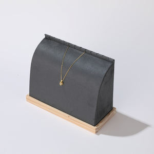 Support de présentation de bijoux de luxe élégant et brillant avec logo personnalisé, support de présentation de bijoux de luxe blanc haut de gamme pour demi-pendentifs, pour magasin de bijoux - Product Image 5