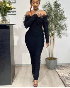 Vestido de fiesta blanco de manga larga, con plumas y hombros descubiertos - Product Image 3