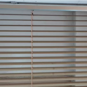 Estas cortinas opacas son energéticamente eficientes y tienen un revestimiento de silicona en la parte posterior que proporcionan protección solar para los dormitorios. - Product Image 4