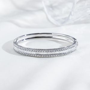 Bracelet de luxe pour femme en or blanc 18 carats, serti d'émeraudes et de diamants de laboratoire taille ronde, idéal pour les mariages et les soirées - MSR-675 - Product Image 1