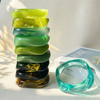 Bracelet en résine audacieux translucide à motif géométrique irrégulier style Forêt Verte, grande taille, motif pierre dégradé, best-seller