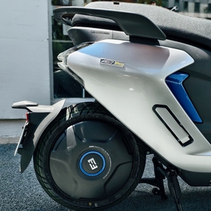 Moto électrique ZEEHO AE7PRO 72V 8KW Middrive avec batterie lithium amovible 45Ah, vitesse maximale 80 km/h, puissante, avec ABS - Product Image 2