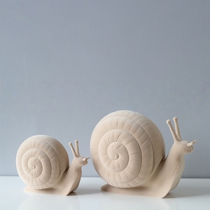 Statue d'escargot en résine de style nordique Evelyn, figurine animale pour la décoration d'appoint de la maison, du salon ou de la bibliothèque - Product Image 4