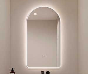 Miroir de salle de bain LED à cadre noir arqué, miroir de vanité intelligent avec affichage de l'heure et commande tactile, étanche IP44 - Product Image 4