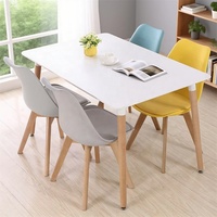 Chaise de salle à manger populaire en bois de tulipe avec assise en plastique pour la maison, le bureau, l'entrepôt, le parc et l'école, dotée d'un design rafraîchissant