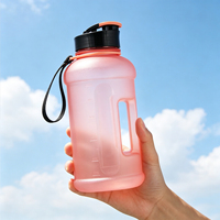 Bouteille d'eau portable en plastique PETG noir mat de 600 ml avec sangle pour la gym – Vente en gros