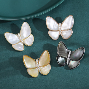 Bijoux élégants et luxueux, broche papillon en coquillage naturel des grands fonds marins - Product Image 1
