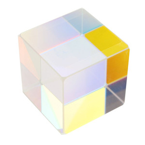 «Cubo de prisma óptico colorido rgb combinador cruzado dicromático