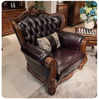 Canapé classique en cuir capitonné avec motif floral enroulé, ton bois riche, pièce maîtresse pour salons