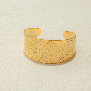 Bracelet large martelé de luxe discret 2025, style industriel minimaliste, jonc ouvert, bijoux essentiels pour femmes - Product Image 4