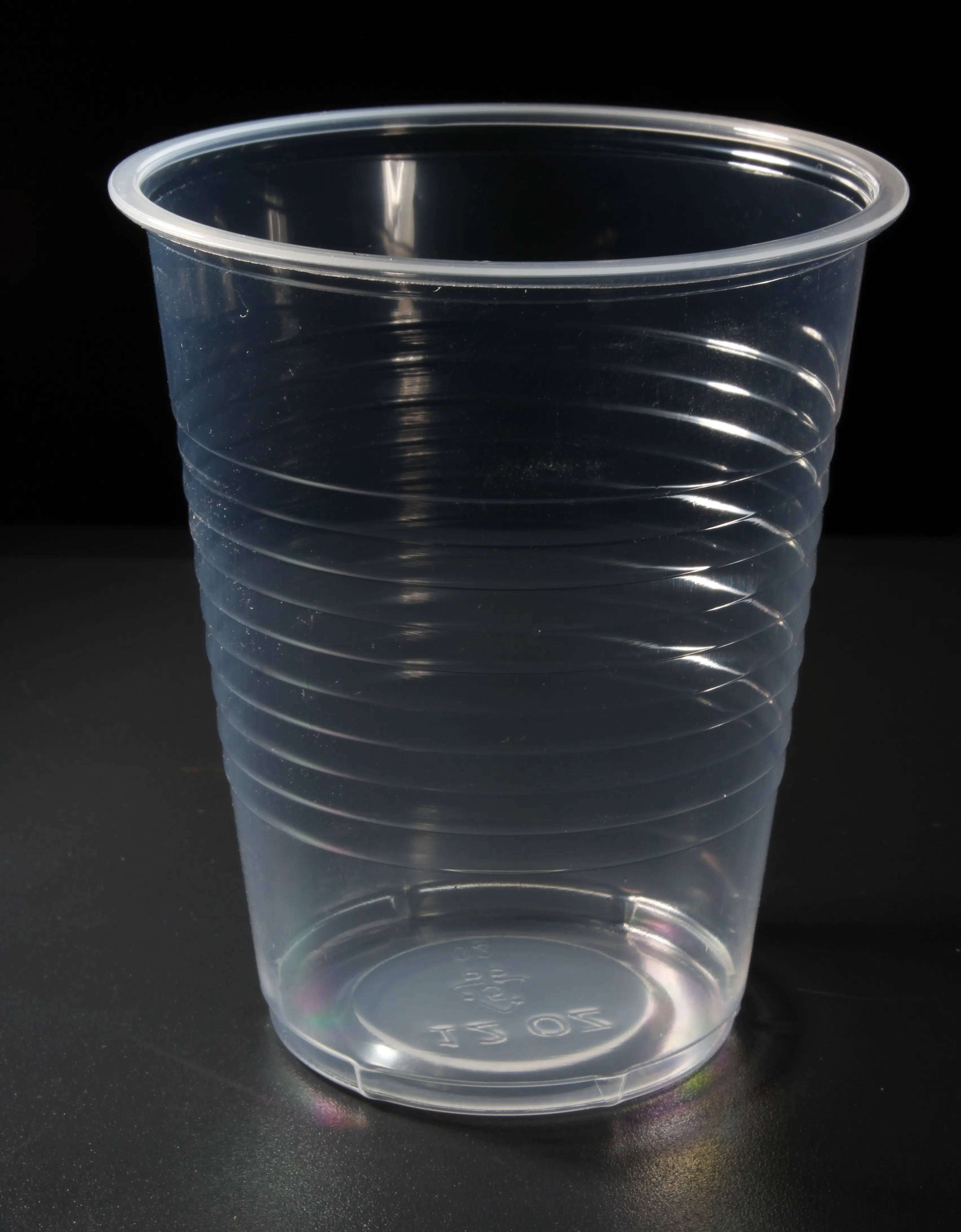Vaso de plástico desechable de 7 onzas con un diámetro de 62 y un peso de 1,4 g/taza. El fabricante suministra directamente tazas transparentes