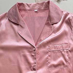 Pyjamas en satin de soie pour femmes en gros, couleur unie, manches courtes avec shorts, doux et lisses, col rabattu, vêtements de nuit - Product Image 4