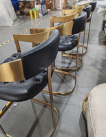 Tabouret de bar à dossier en forme de T au design de luxe Tabouret de bar à bras coniques en acier inoxydable doré haut de gamme Chaises de bar en cuir pour café d'hôtel