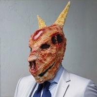 Masque facial tendance en latex pour cosplay d'Halloween, avec cornes de démon, coins vifs, cavités oculaires creuses, surface rugueuse et nez plissé