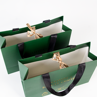 Sac en papier de luxe rose et blanc personnalisé avec poignée en ruban, idéal pour les boutiques, les vêtements, les fêtes de Noël et les cadeaux, avec estampage à chaud