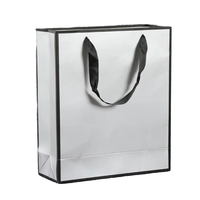 Emballage de vêtements de luxe imprimé sur mesure Cadeaux au détail Sacs cadeaux haut de gamme en papier kraft blanc