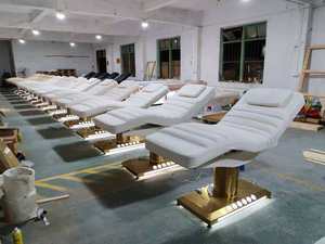 Lit de beauté moderne de haute qualité pour salon de beauté, base en acier inoxydable doré, lit de massage facial - Product Image 3