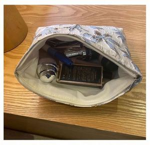 Bolsa de Cosméticos de Gran Capacidad con Flores en Relieve Doradas, Bolsa de Almacenamiento de Lona para Viaje con Cierre de Cremallera Portátil - Product Image 4