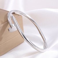Bracelet ODM Cœur Tendance pour Femme, Cinq Fleurs, Design Original, en Acier Inoxydable, Résistant à la Décoloration, Étanche, Bracelet Clou pour Femme