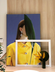 Quadro su Tela Minimalista Pop Art con Cornice in Alluminio Dorato per Hotel e Showroom - Product Image 1