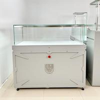Vitrine de présentation de bijoux de style mécanique avec éclairage LED, support métallique et comptoir en verre pour l'affichage en magasin