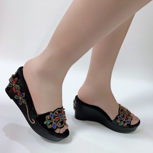 Nuovi Arrivi Xuanhui: Sandali con Zeppa e Strass a Forma di Fiore, Ciabatte con Plateau in Cristallo per Serate, Matrimoni e Feste, per Donne e Signore - Product Image 3