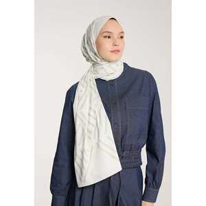 ผ้าพันคอเพียวโทน ลายวี สีงาช้างและสีเขียวอ่อน สำหรับใช้เป็นผ้าคลุมกันแดด - Product Image 4