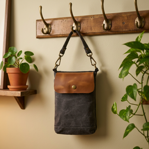 Bolso bandolera de lona y cuero al por mayor, gris oscuro y marrón, diseño con solapa, cierre a presión, compacto, correa ajustable, costuras duraderas - Product Image 3