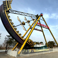 Manège à bascule spectaculaire pour parc d'attractions extérieur avec éclairage LED et décoration en fibre de verre, grande attraction Bateau pirate