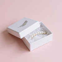 Boîte cadeau blanche personnalisée avec logo, imprimé plume et rembourrage en fibres douces pour cosmétiques et coffrets cadeaux en gros