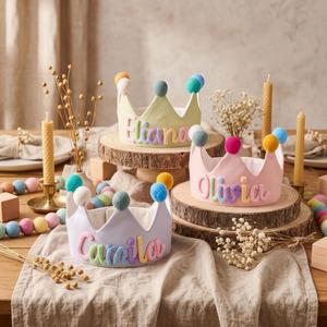Chapeau de fête classique en tissu non tissé personnalisé avec nom, couronne d'anniversaire et d'anniversaire de mariage, pompon pour enfants et tout-petits, décorations F0826 Chine - Product Image 1
