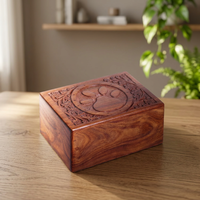 Urne funéraire artisanale en bois pour animaux de compagnie avec motif de patte sculptée, finition bois naturel brun, coffret commémoratif