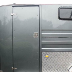 Semirremolque HERUI de triple eje con cuello de cisne, 2 ejes, frenos eléctricos, caja de carga inclinada para caballos, todo tipo de clima, 4T, 7745 mm - Product Image 3