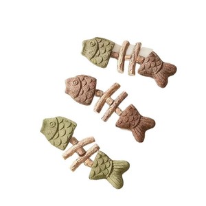 Jouet pour chat en bois en forme d'os de poisson avec herbe à chat, bâton à mâcher durable pour l'auto-entretenement, accessoires pour animaux de compagnie - Product Image 3