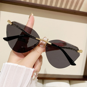 Snake-leg <b>Frameless</b> Cat-eye Sunglasses Women Oversized UV400 Sun Protection PC Lens Black <b>Frame</b> Grey Lens - Product Image 1