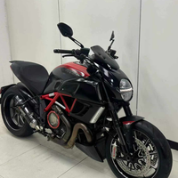 Moto Ducati Diavel 1200 Cruiser d'occasion en excellent état, moteur L-twin de 1200 cm³ refroidi par liquide, boîte manuelle à 6 vitesses, ABS, traction